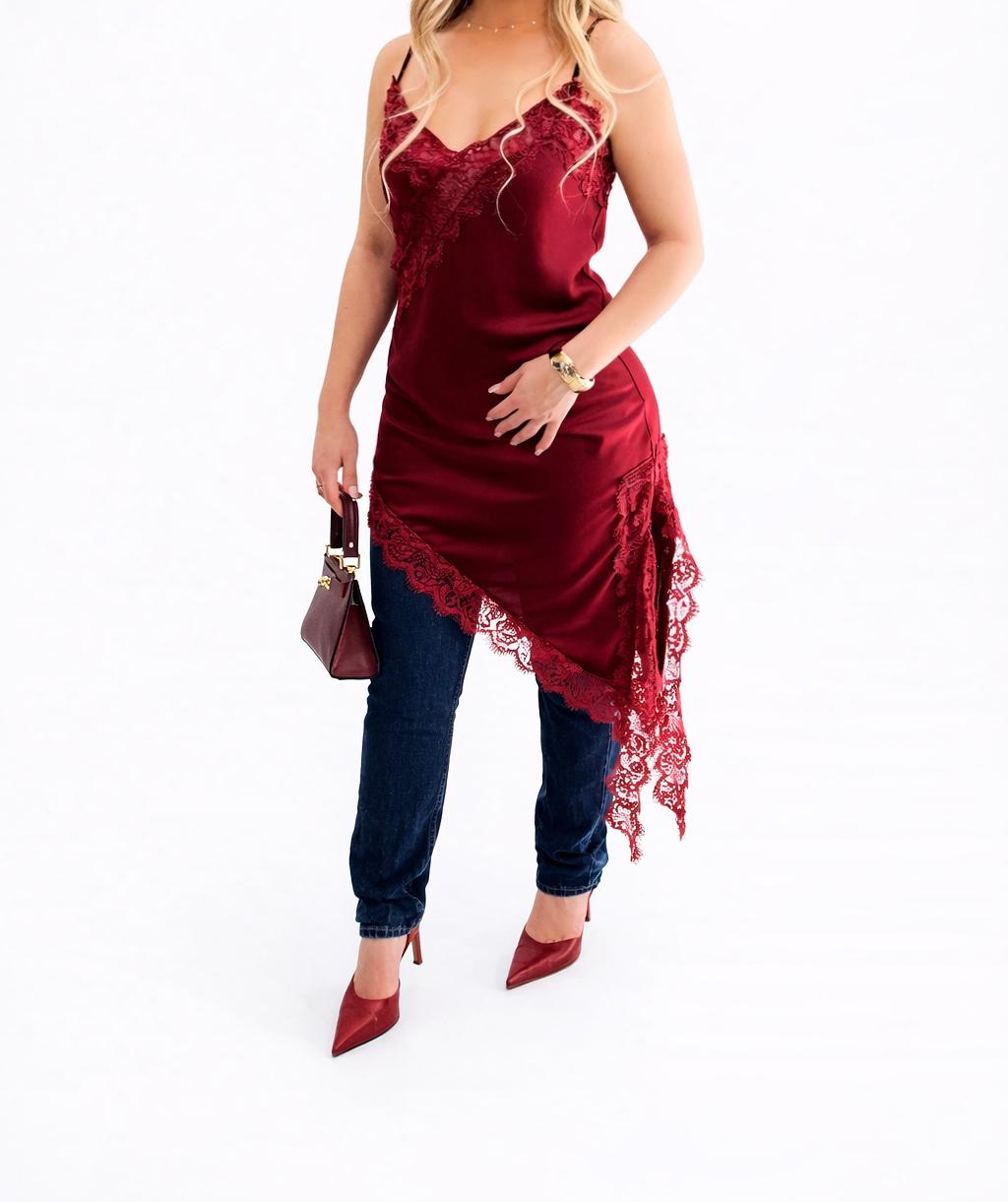 Robe asymétrique bordeaux et dentelle