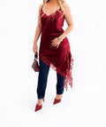 Robe asymétrique bordeaux et dentelle