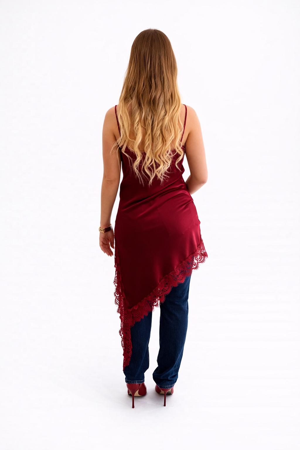 Robe asymétrique bordeaux et dentelle